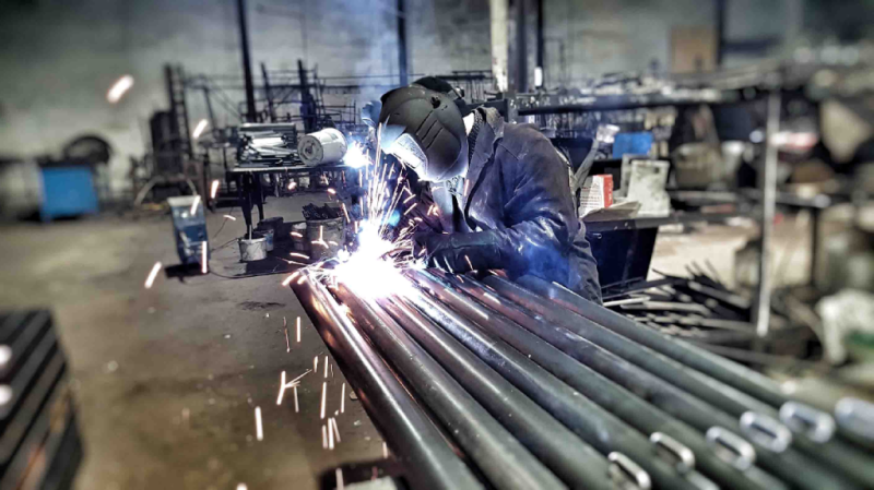 Какие материалы используют при изготовлении уличного спортивного оборудования в Пскове?